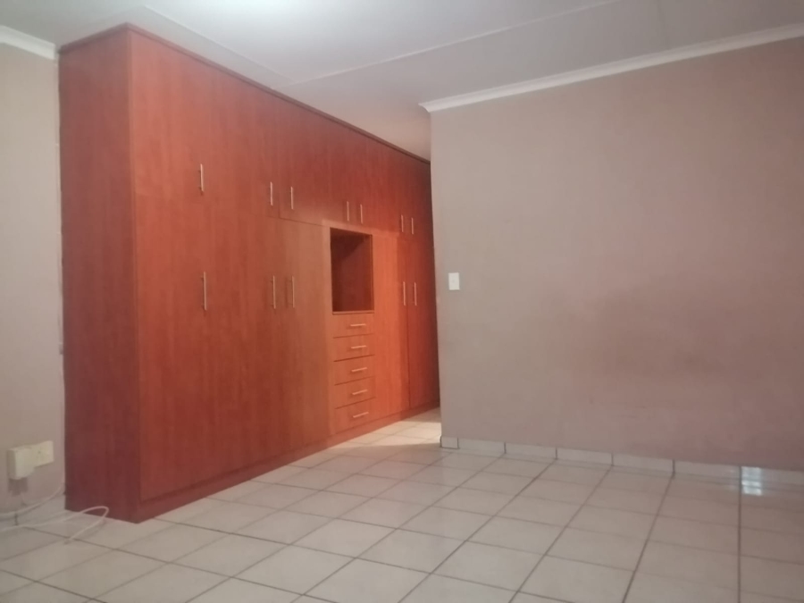To Let 4 Bedroom Property for Rent in Geelhoutpark North West
